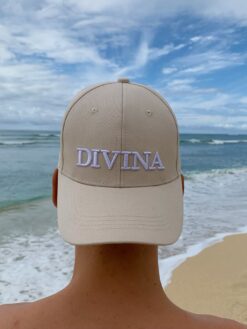 Beige Keps med Vit logga fokus