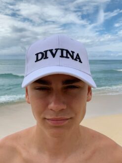 Vit Keps med Svart logga fram