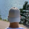 Svart keps med liten vit logga bak