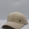 Beige keps med liten svart Ds logga