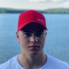 Röd keps med liten vit logga fram