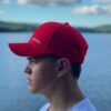 Röd keps med liten vit logga sida