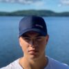 Marinblå keps med liten vit logga fram
