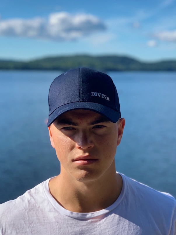 Marinblå keps med liten vit logga fram