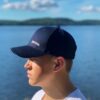 Marinblå keps med liten vit logga sida