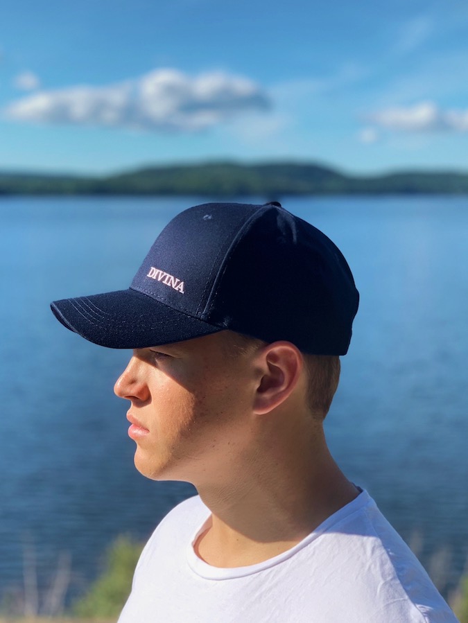 Marinblå keps med liten vit logga sida