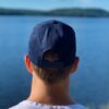 Marinblå keps med liten vit logga bak