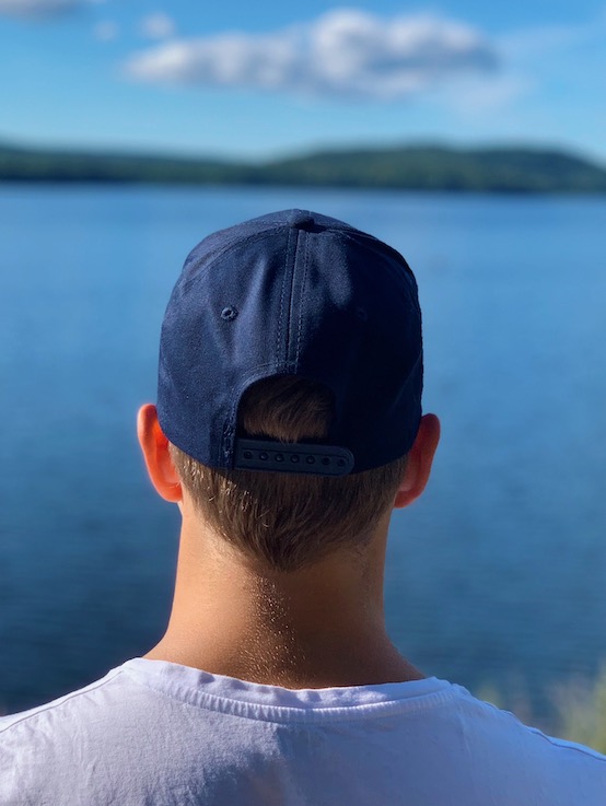 Marinblå keps med liten vit logga bak