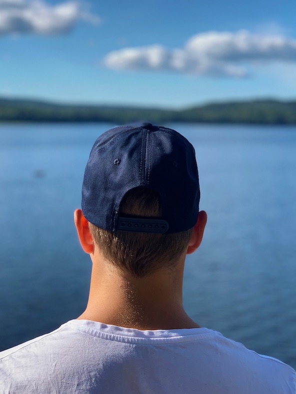 Marinblå keps med vit logga bak