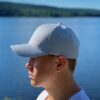 Ljusblå keps med liten vit logga sida