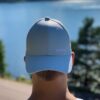 Ljusblå keps med liten vit logga