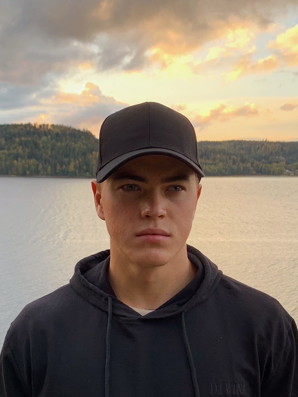 Svart keps med svart Ds logga fram