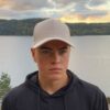 Beige keps med vit Ds logga fram